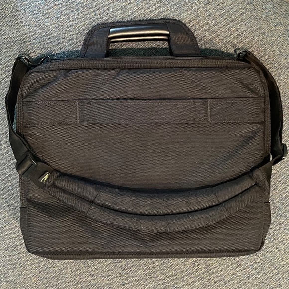 Brenthaven 16” x 13 1/2” Computer Bag Lightweight  Black Like New, Luggage strap - Picture 14 of 14